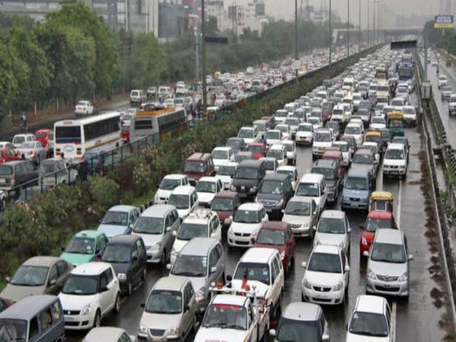 दिल्ली में जाम से त्राहिमाम: तीन KM का सफर घंटों में तय, टिकट लेने आ रहे कांग्रेस के नेता भी फंसे