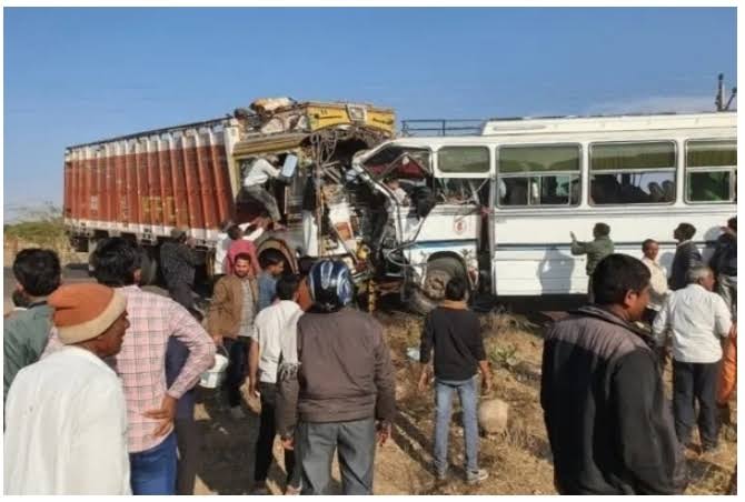 जालना में भीषण सड़क दुर्घटना , बस-ट्रक की टक्कर चपेट में छह की मौत, कई घायल
