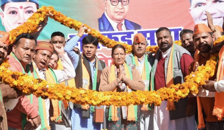 अल्मोड़ा के चुनावी समर में उतरी मंत्री रेखा आर्या