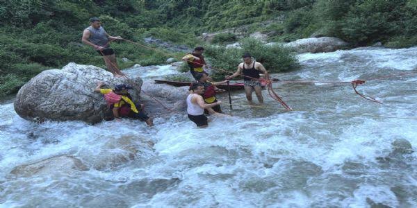 गंगा की जलधारा में फंसे तीन युवकों को एसडीआरएफ ने सकुशल निकाला बाहर