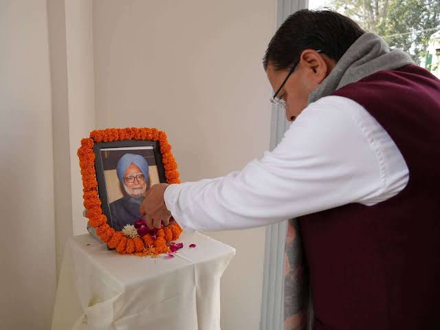 मुख्यमंत्री धामी ने पूर्व प्रधानमंत्री डॉ. मनमोहन सिंह को पुष्पांजलि की अर्पित