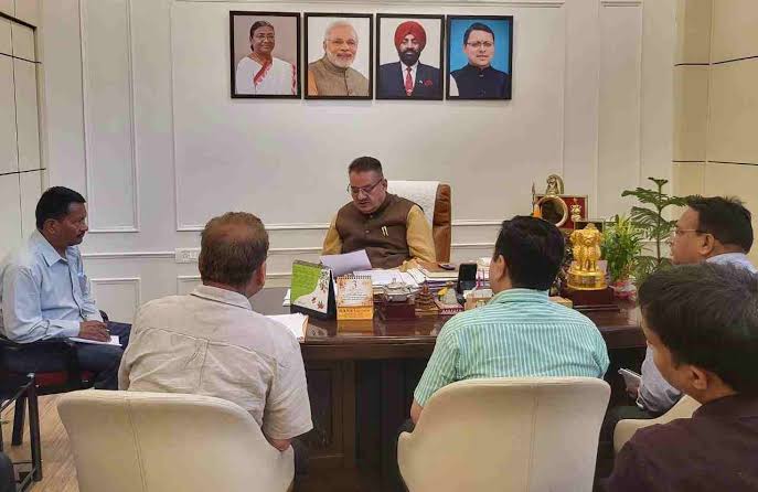 कैबिनेट मंत्री गणेश जोशी ने निर्माण विभाग और एमडीडीए के अधिकारियों के साथ की बैठक