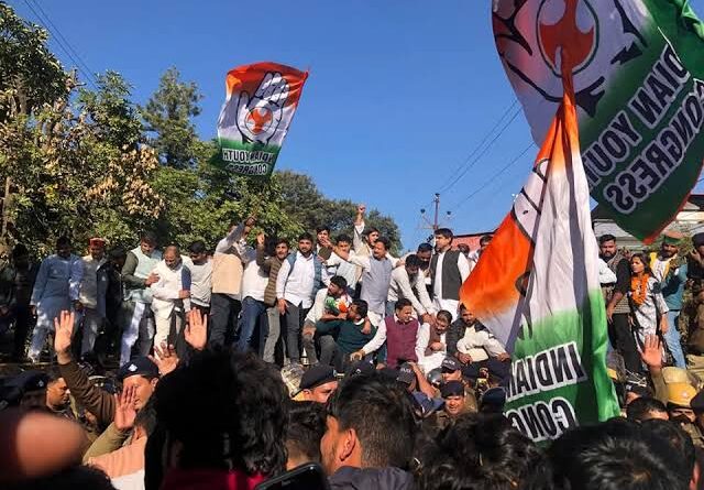 युवा कांग्रेस ने “नशा नहीं, नौकरी दो” को लेकर सचिवालय घेराव” किया