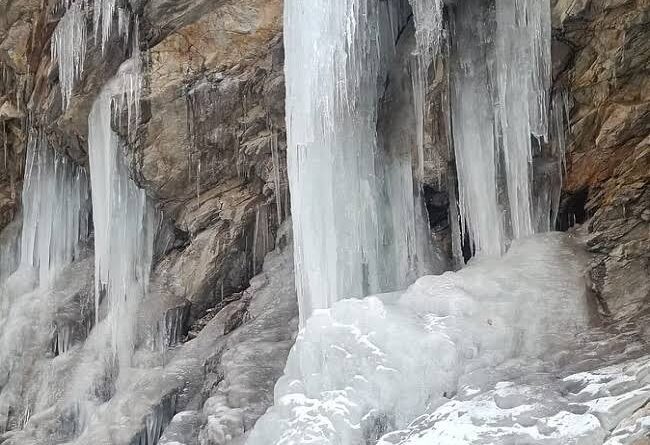 नीति घाटी में ठंड से जमे नदी, नाले व झरने, पर्यटक आने से खुली कई दुकानें व होम स्टे
