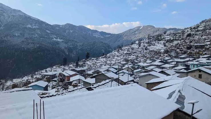 सफेद हुई पहाड़ियां.. शीतलहर से कांपे लोग, औली-मसूरी की इन खूबसूरत वादियों से नहीं हटेगी किसी नजर