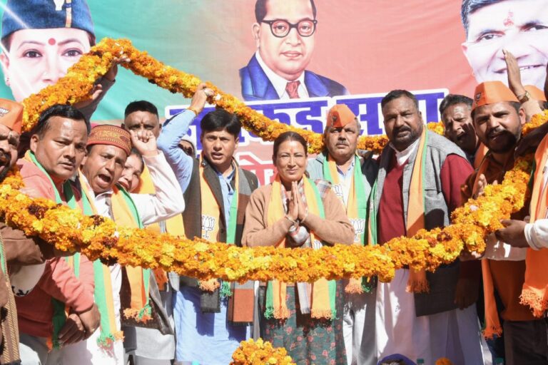 अल्मोड़ा के चुनावी समर में उतरी मंत्री रेखा आर्या